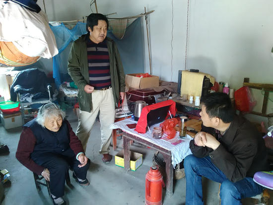 图2：县档案局局长刘大才（右一）与七里塘乡孙集村贫困户进行交谈，了解该贫困户基本情况_副本.jpg