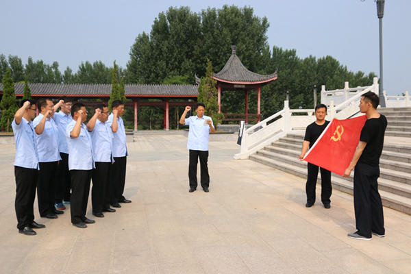 藕塘烈士陵园重温入党誓词_副本_副本.jpg