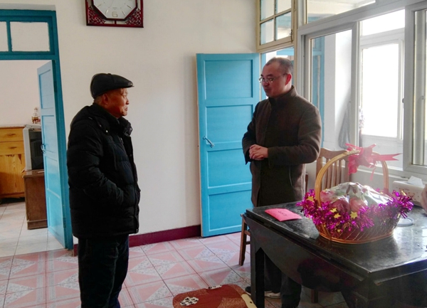 葛鹏部长慰问舒理海.jpg