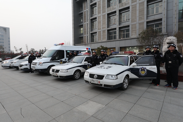 执行干警整装待发.JPG