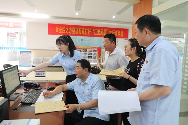 全国人大代表王萌萌和省人大代表谢发清查看执行质效.JPG