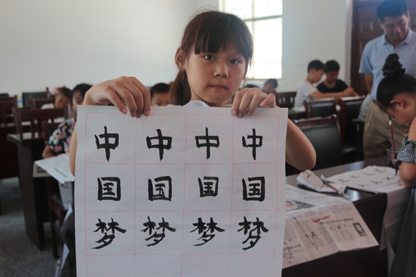 学生展示自己课堂成果.JPG