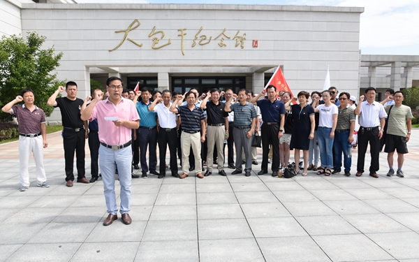 定远县教体局机关党员在凤阳县大包干纪念馆前开展“重温入党誓词”党性教育活动 - 复件.jpg