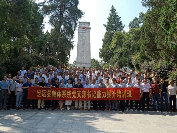 纪念碑前合影_副本.jpg