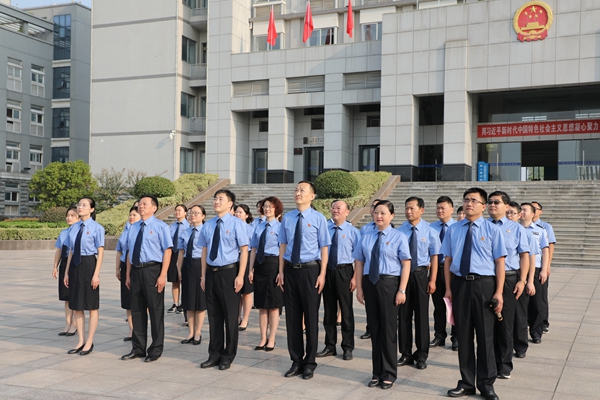 全体干警齐唱国歌并行注目礼.JPG