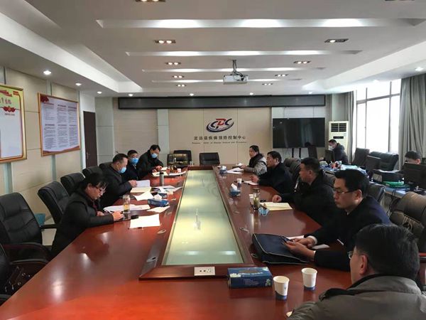 元月25日（大年初一）中午，县长邹军在县疾控中心会议室，主持召开县新型冠状病毒感染的肺炎疫情防控再部署会议_副本.jpg