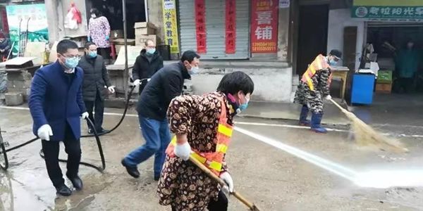 县商务局对活禽交易市场、地壹街关闭情况开展暗访督查，确保零交易；并组织人员对活禽交易场所开展冲洗、清理和消毒。_副本.jpg