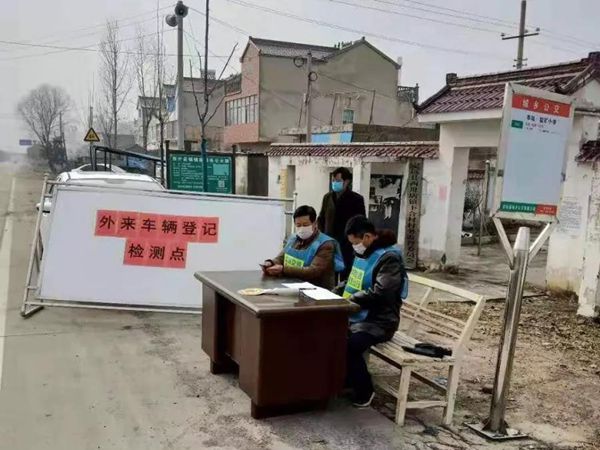 西卅店镇党委政府快速反应，积极应对部署新型冠状病毒肺炎防疫工作，确保我镇疫情防疫工作取得实效，维护人心稳定。西卅店镇分村设置疫情防控办公室，严格落实网格化管控，以发放张贴一封信、电子屏、播放宣传音频、主要道口设卡检测等为手段，全力宣传新型冠状病毒感染的肺炎疫情防控知识。_副本.jpg