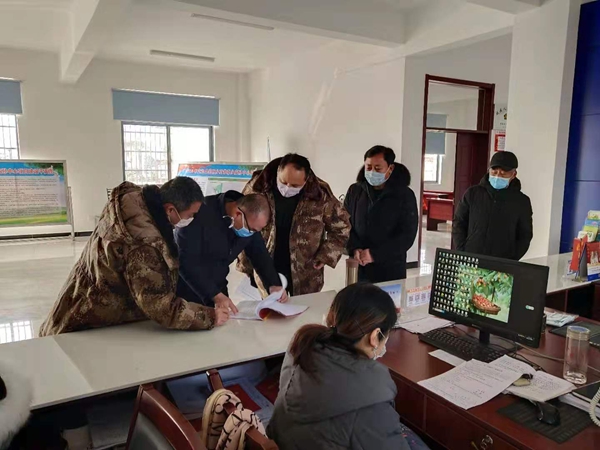 认真查看拂晓乡庙孙村疫情防控台账建立情况_副本.jpg