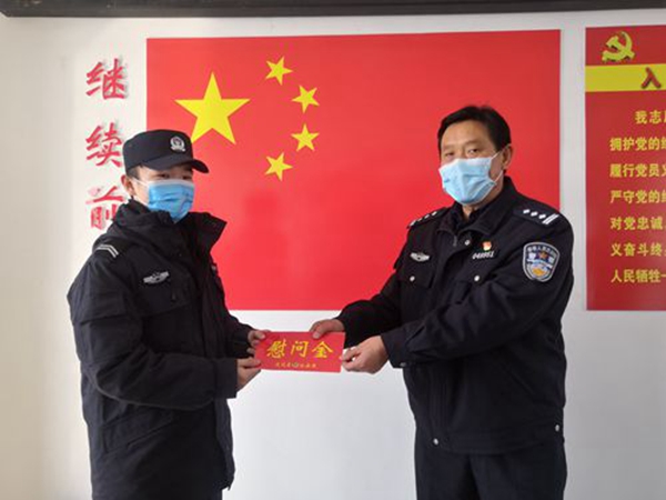 县公安局积极开展战时送奖上门和战时慰问工作.jpg