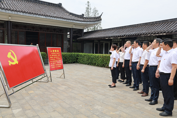 七一将近，定远县纪委监委机关组织党员干部赴天长开展“传承革命传统 永葆清廉本色”主题党日活动。县委常委、县纪委书记、县监委代主任韩淑君带领委班子成员和各支部党员参加活动。 图2：图为重温入党誓词.jpg